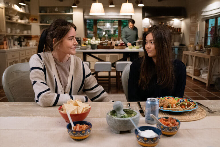 Christa Miller and Lukita Maxwell sitting at the kitchen table for dinner.